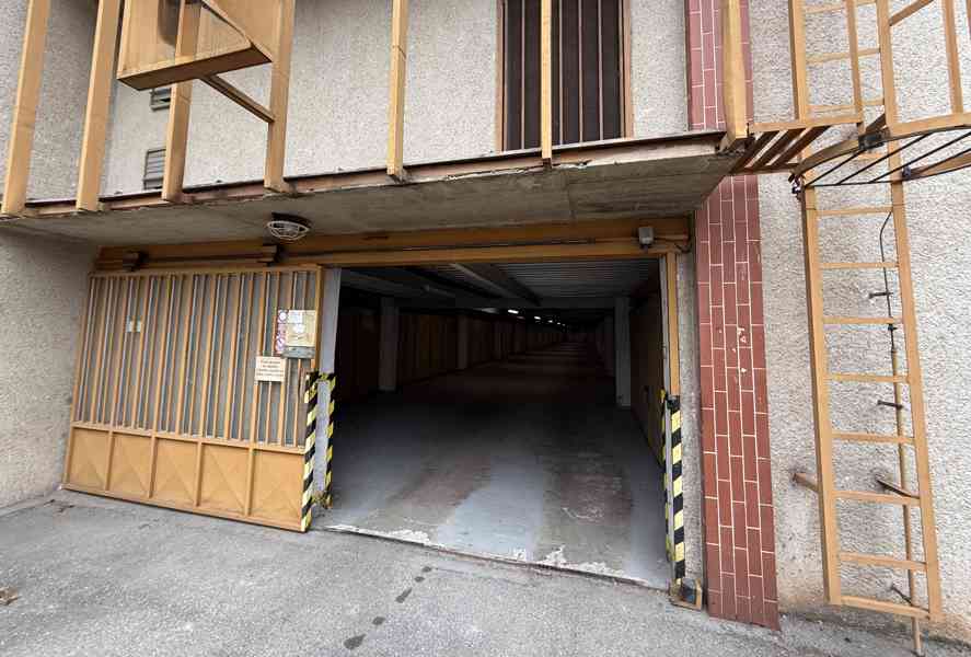 Pronájem garáže (17 m2, elektřina), Praha 8, ul. Čumpelíkova - foto 3