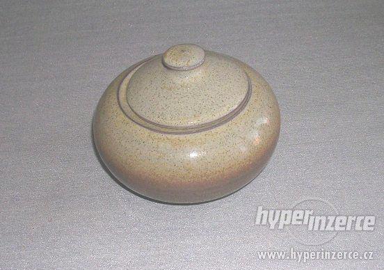 Neužívaná keramika: dóza / cukřenka a šálek - foto 2