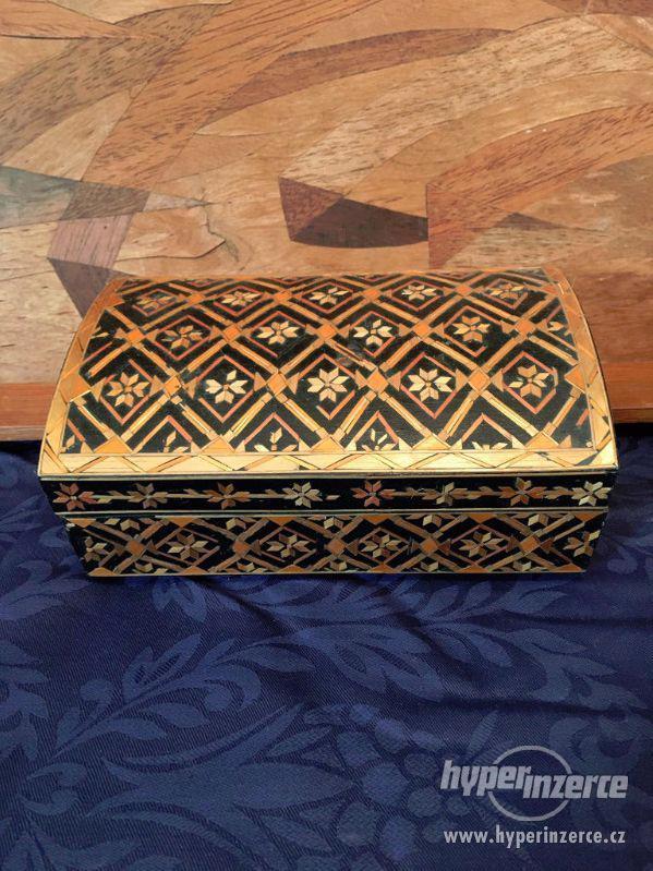 Dřevěná krabička s ornamenty - foto 1