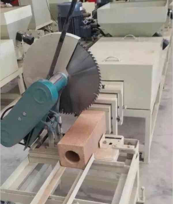 Automatický lis na dřevěné piliny. - foto 6