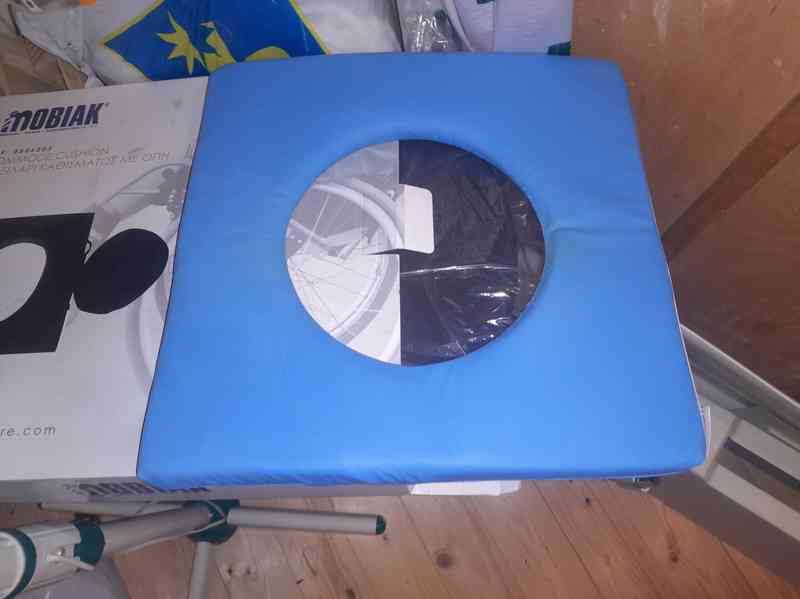 Pojízdné toaletní křeslo bez podnožek vč. 2 ks polstrování - foto 2