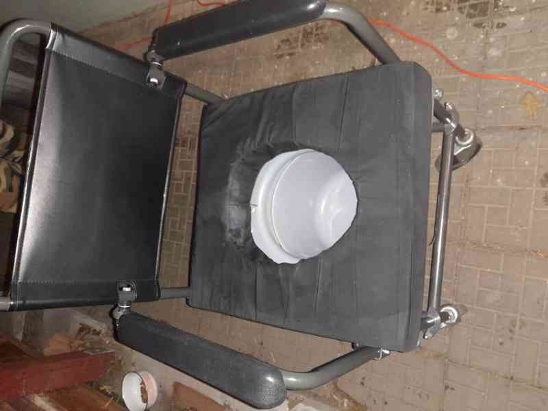 Pojízdné toaletní křeslo bez podnožek vč. 2 ks polstrování - foto 5