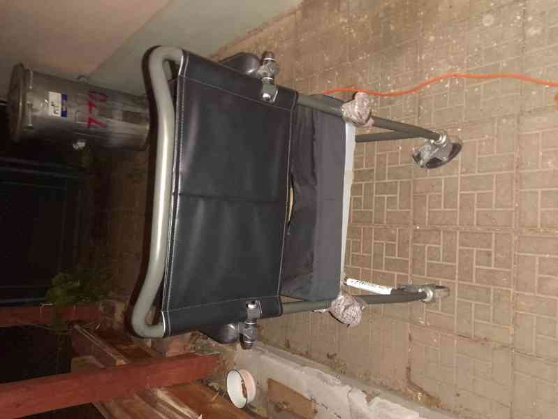 Pojízdné toaletní křeslo bez podnožek vč. 2 ks polstrování - foto 3