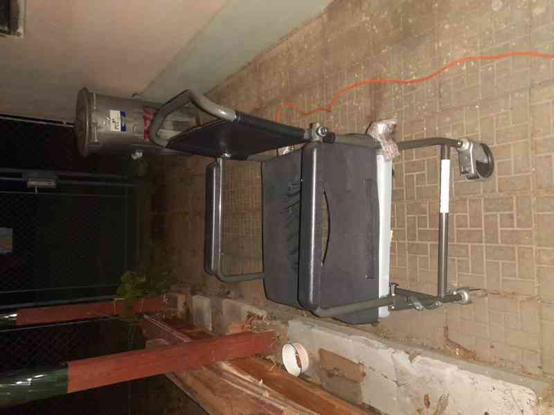 Pojízdné toaletní křeslo bez podnožek vč. 2 ks polstrování - foto 4