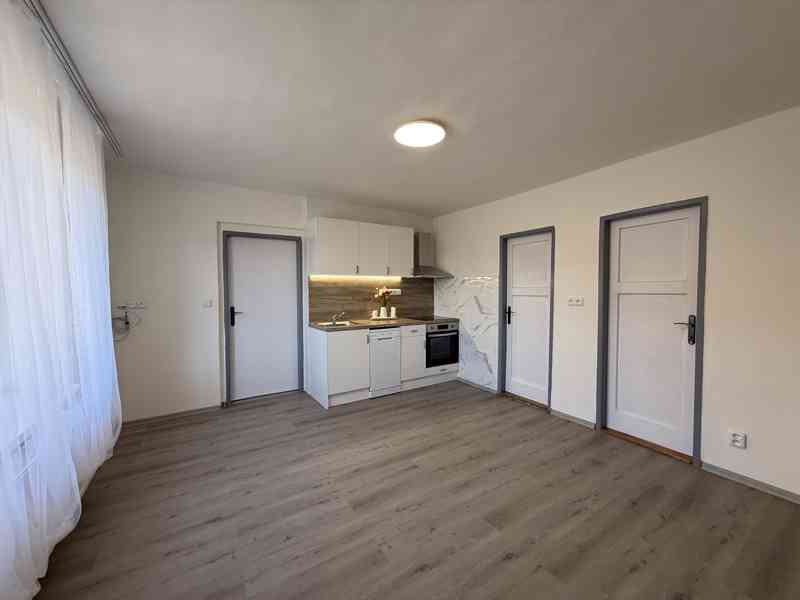 PRONÁJEM RODINNÉHO DOMU 4+1 O CP 201 M2 V OBCI ČEBÍN  - foto 3