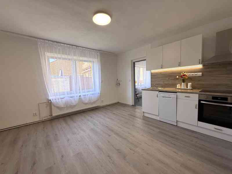 PRONÁJEM RODINNÉHO DOMU 4+1 O CP 201 M2 V OBCI ČEBÍN  - foto 2