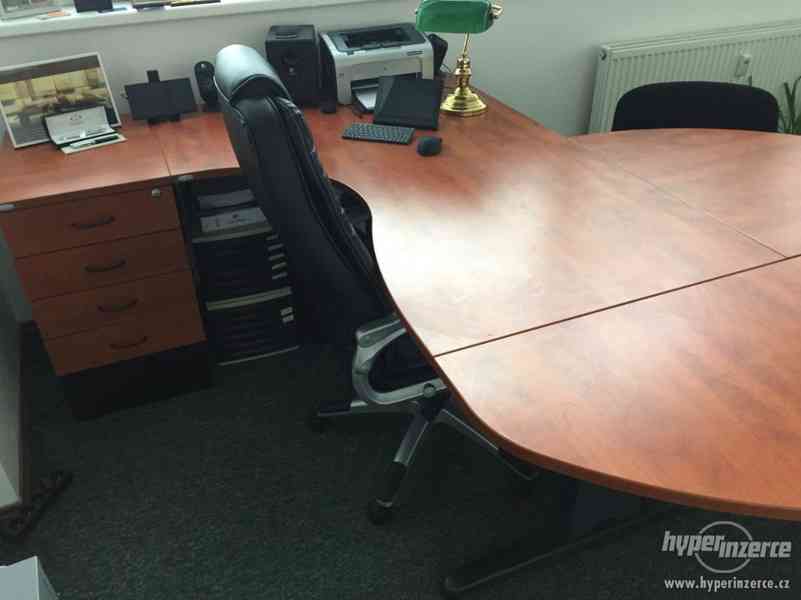 Velký kancelářský stůl se zásuvkami - foto 2