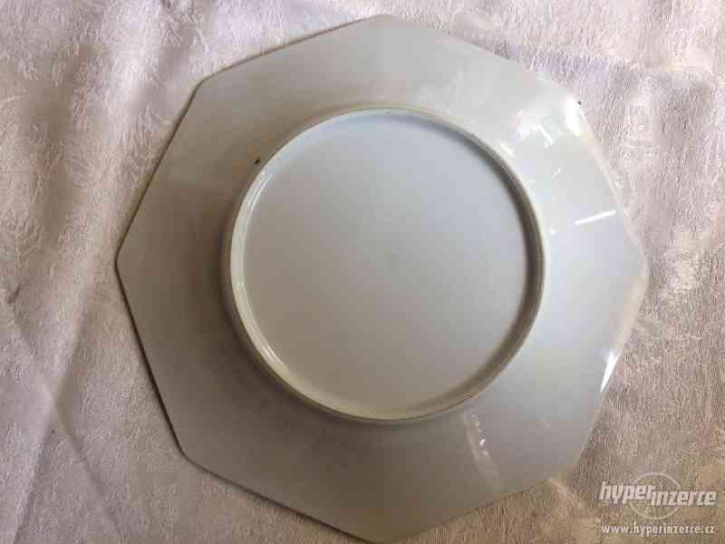 Hranatý modro-bílý talíř s pávem - foto 3