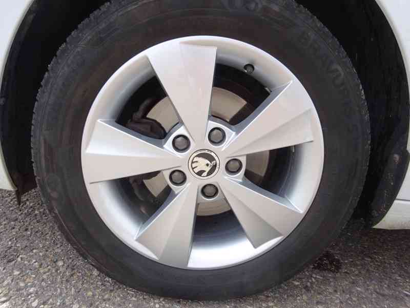 Škoda Octavia 1,6 TDi (81 kw) po rozvodech - foto 18