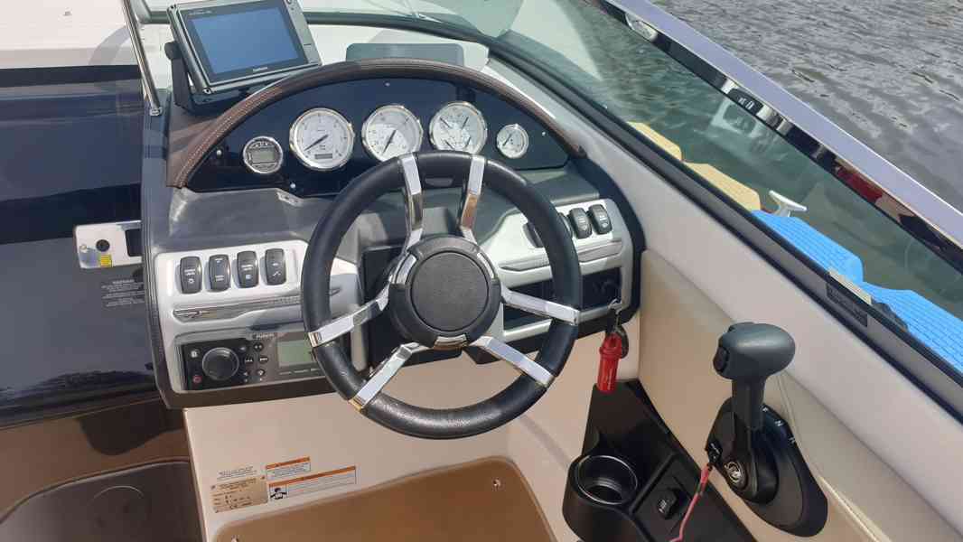 Kajutová motorová loď, člun Regal 2250 - foto 7