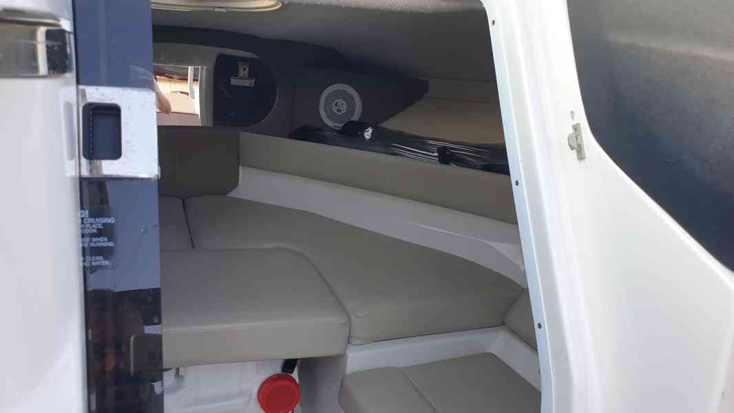 Kajutová motorová loď, člun Regal 2250 - foto 10