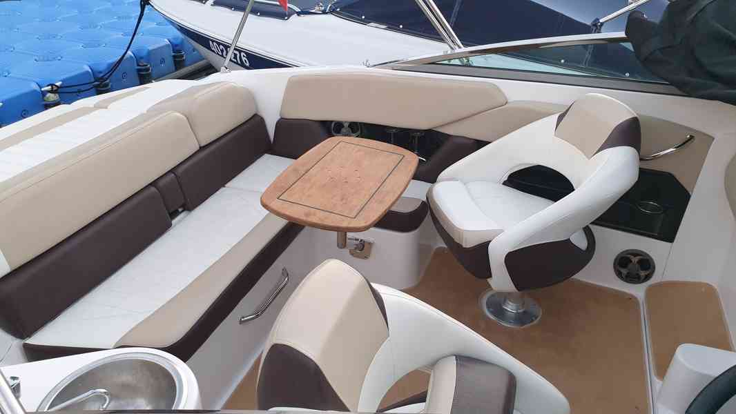 Kajutová motorová loď, člun Regal 2250 - foto 8
