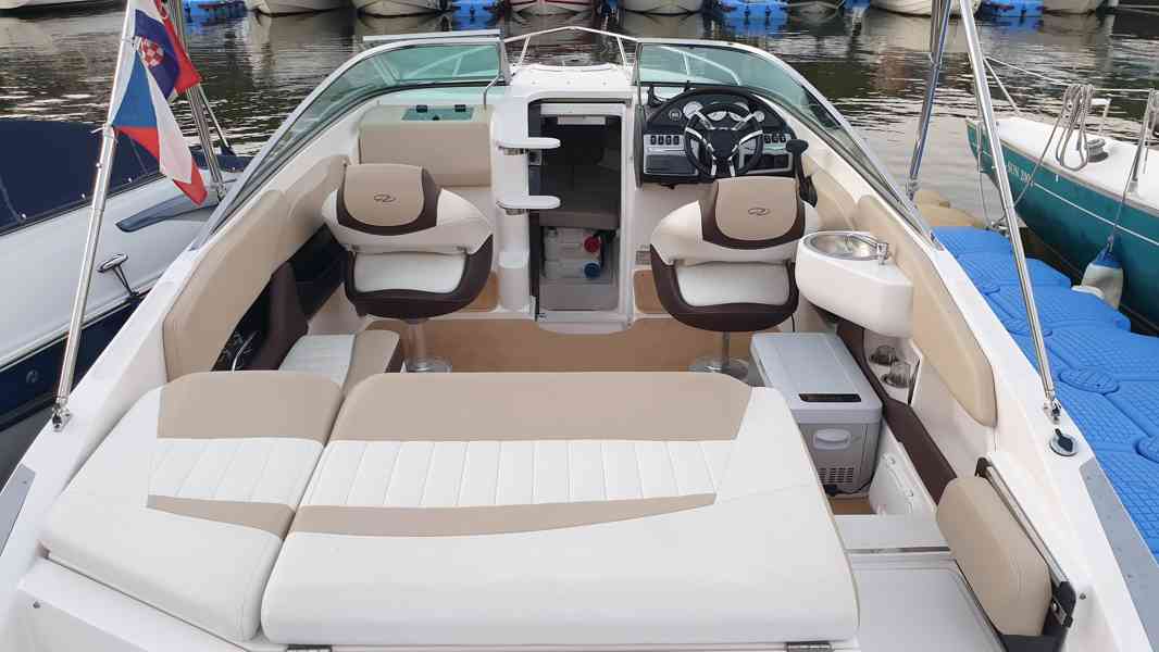 Kajutová motorová loď, člun Regal 2250 - foto 6