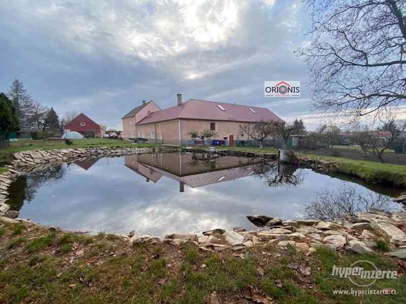 Exkluzivní prodej zemědělské usedlosti s rybníkem, rodinným domem, stodola, garáž, Zelená u Málkova - foto 1