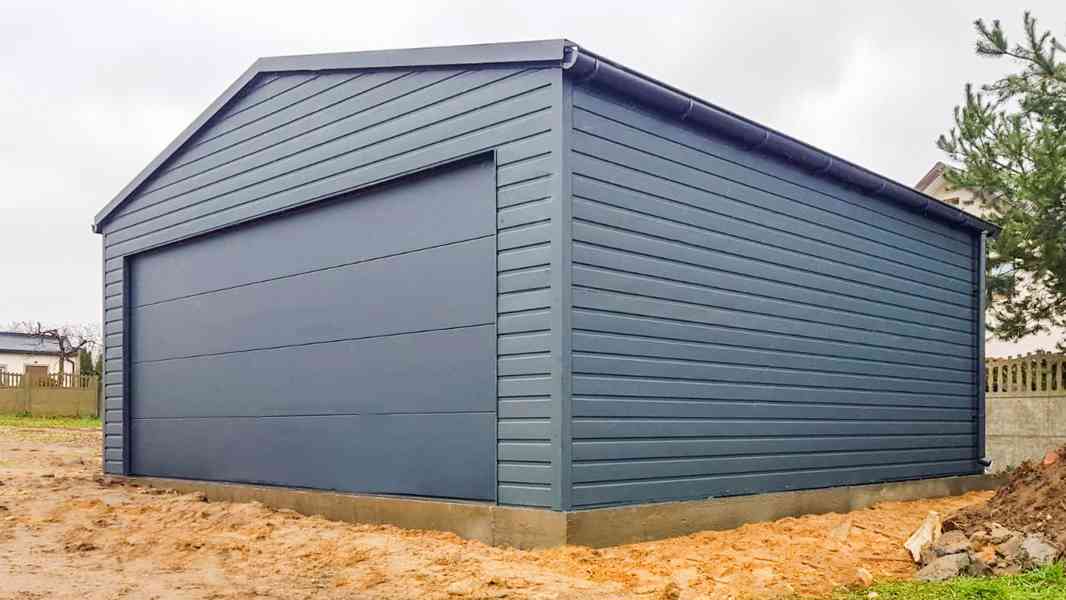 Plechova garáž 6x6m -  sekční vrata -  dveře - 2x okno TS755 - foto 3