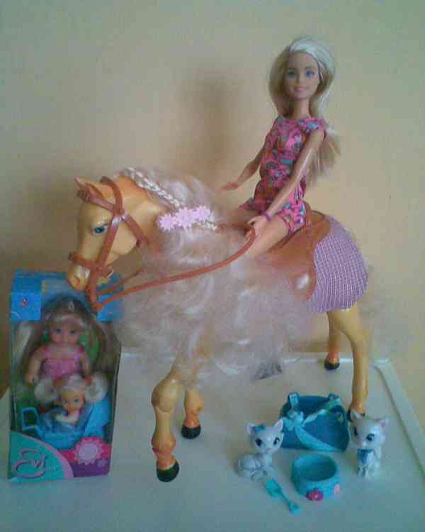 Barbie s chodícím řehtajícím koněm - foto 2