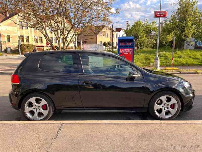 Volkswagen Golf 2,0 6 GTI 155 kW manuál - foto 2
