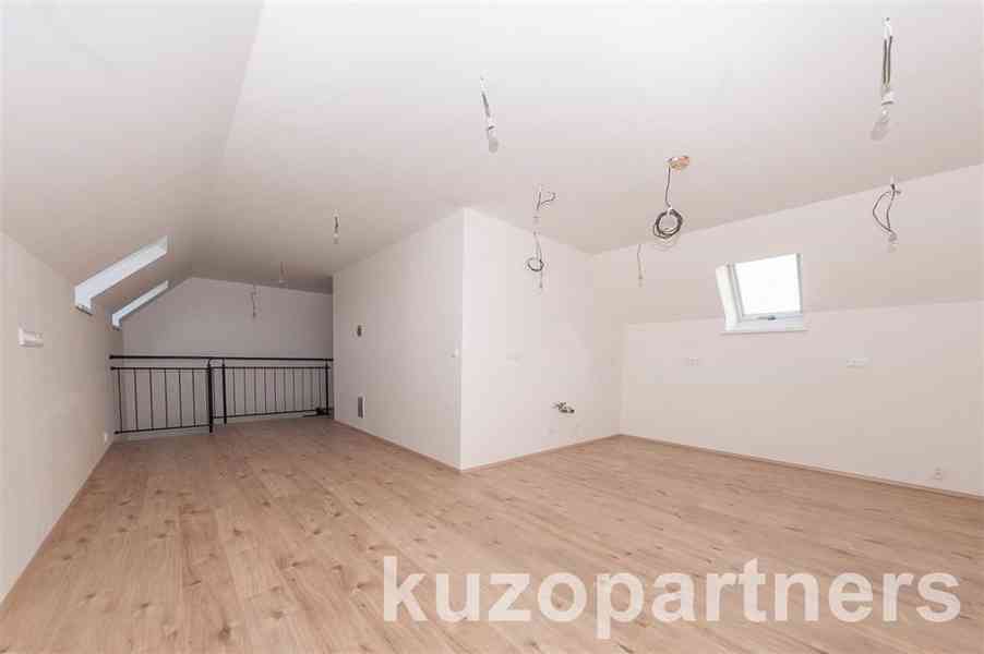 Prodej prostorného bytu 3+kk s balkónem v Hunčicích - foto 1