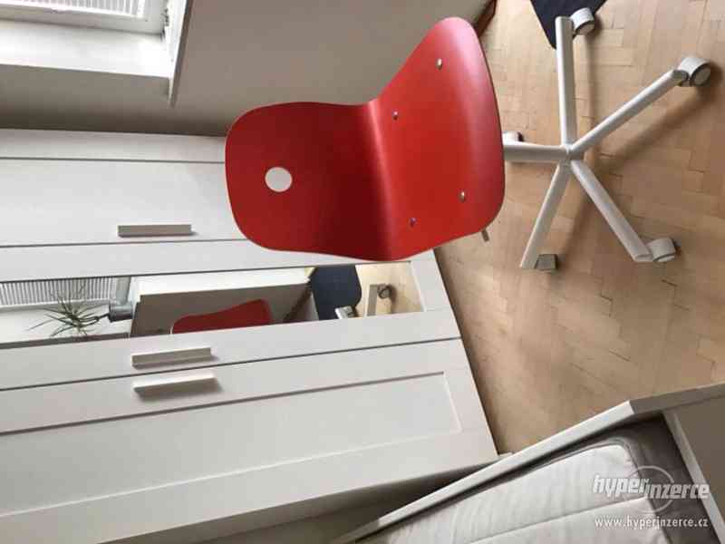 Studentské vybavení: červený pracovní stůl - foto 2
