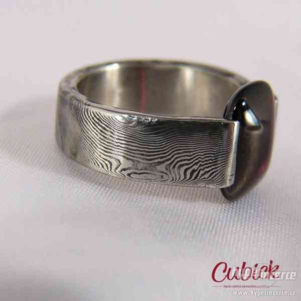 Designový prsten z damasteel osazený Granátem - foto 2