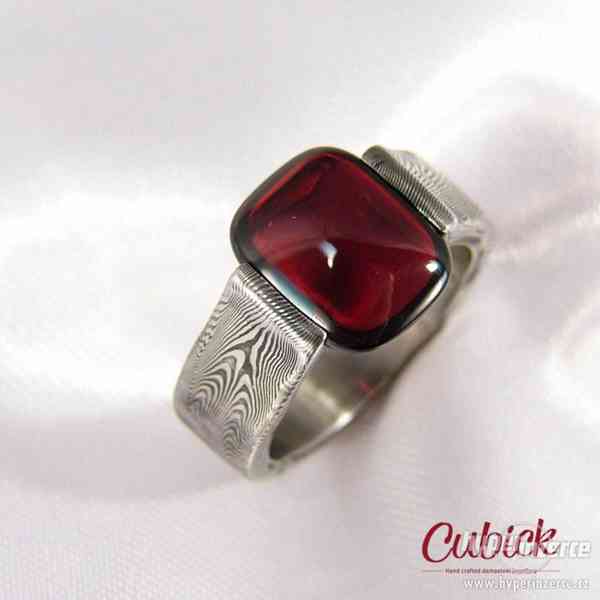 Designový prsten z damasteel osazený Granátem - foto 3
