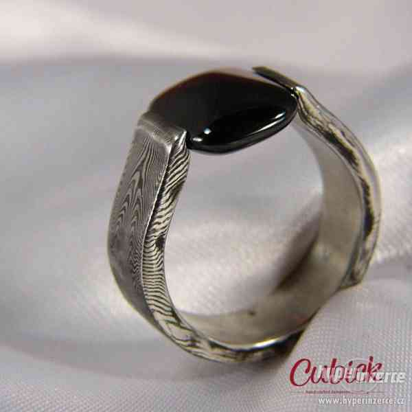Designový prsten z damasteel osazený Granátem - foto 4