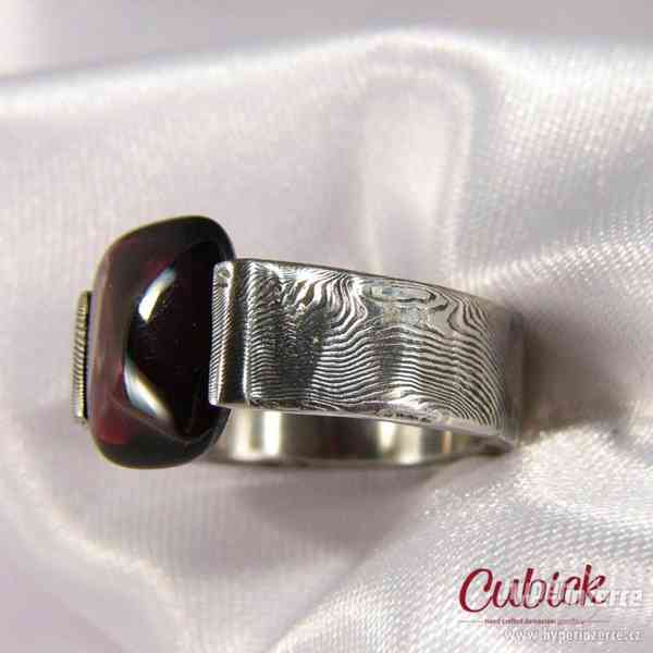Designový prsten z damasteel osazený Granátem - foto 5