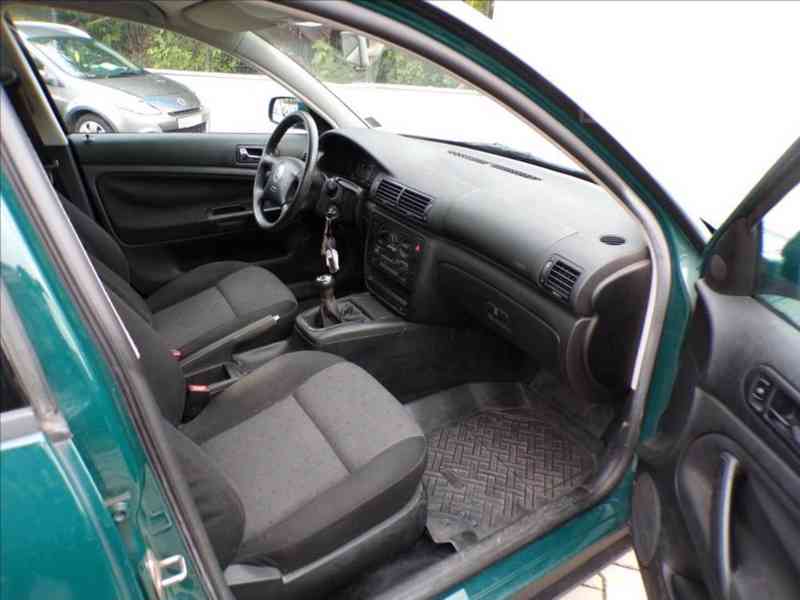 Volkswagen Passat 1,6 i KLIMA,TAŽNÉ ZAŘÍZENÍ - foto 11