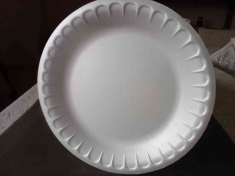 Nové bílé termo pěnové talíře 