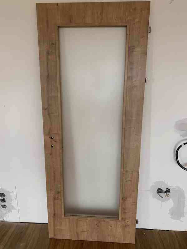 2x nové dveře Sapeli vč. zárubní (výška 210cm) - foto 3