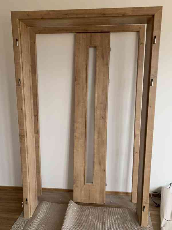 2x nové dveře Sapeli vč. zárubní (výška 210cm)