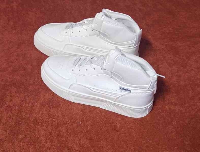 Prodám dámské bílé tenisky.