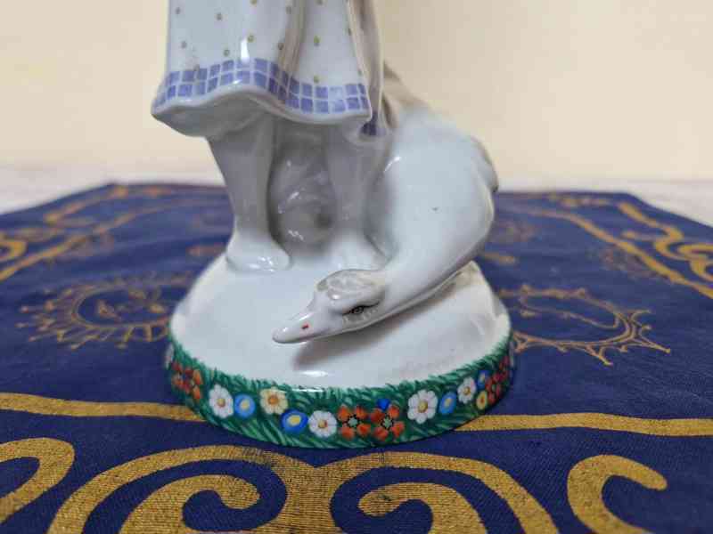 Hezká malovaná porcelánová Soška Husopaska Březová - foto 7