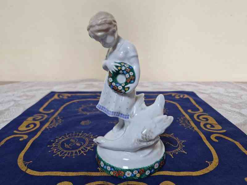 Hezká malovaná porcelánová Soška Husopaska Březová - foto 3
