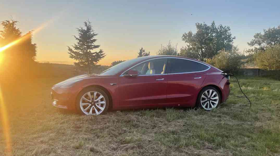 Tesla Model 3 pronájem od 1900 Kč na den - foto 7