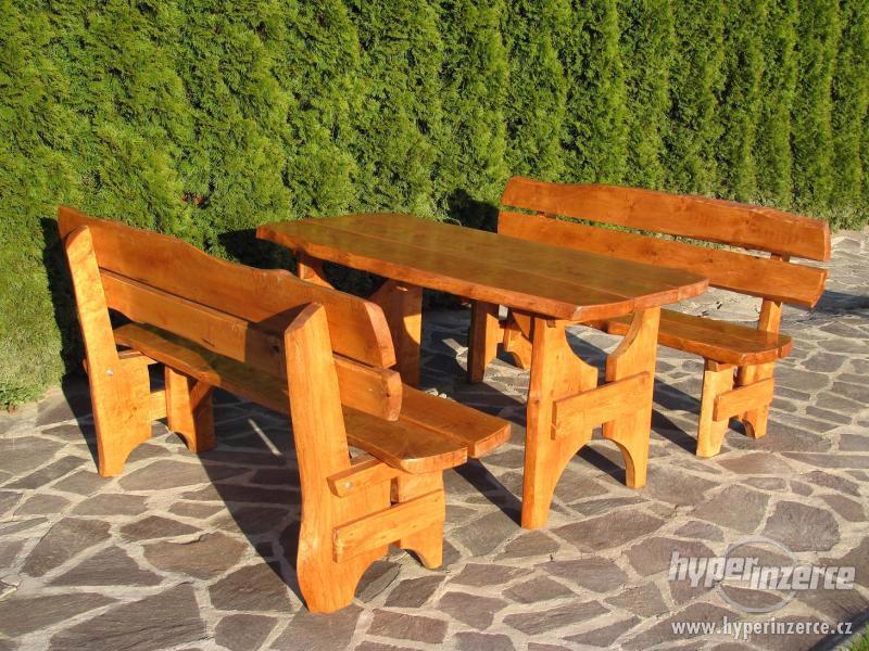 Zahradní dřevěný nábytek z masivu, stůl + 2 lavice - foto 1