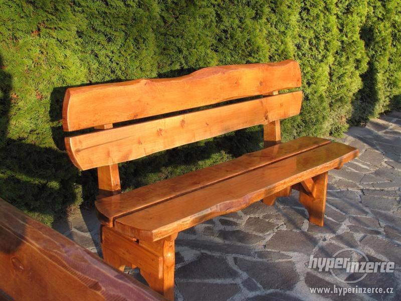 Zahradní dřevěný nábytek z masivu, stůl + 2 lavice - foto 2
