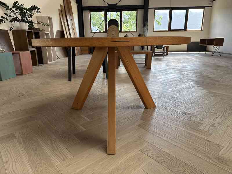 Kulatý dubový stůl o průměru 125 cm  - foto 4