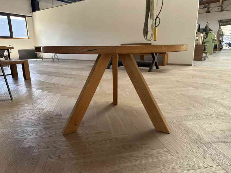 Kulatý dubový stůl o průměru 125 cm  - foto 2