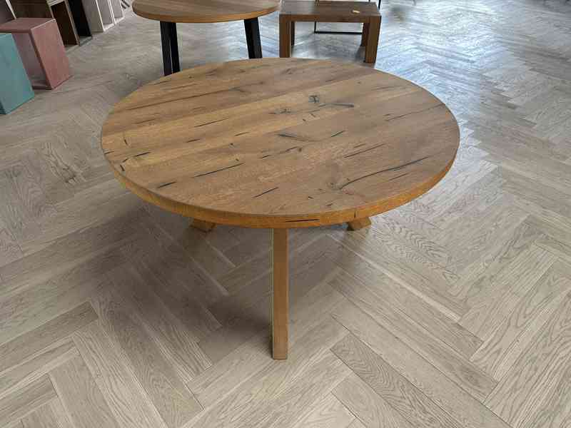 Kulatý dubový stůl o průměru 125 cm  - foto 3