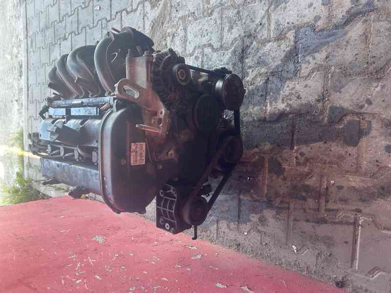 Motor Ford fiesta - Mazda 2 1,25i 55KW FUJA kompl. - foto 2