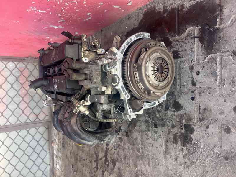 Motor Ford fiesta - Mazda 2 1,25i 55KW FUJA kompl. - foto 3