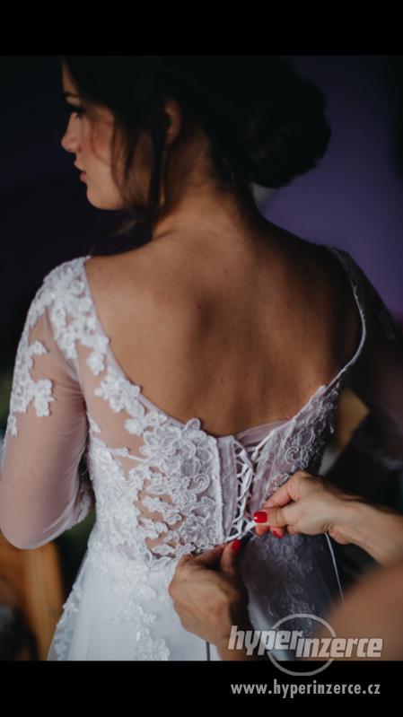 Svatební šaty + závoj - foto 3