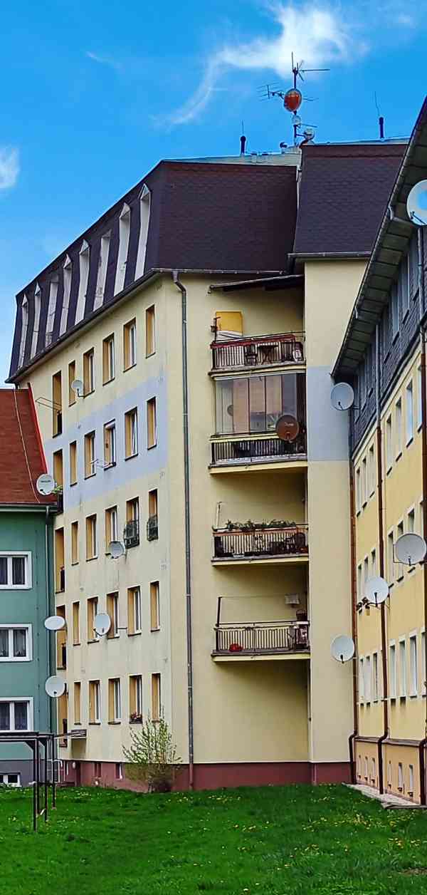 Prodám slunný byt 2+1 s balkonem a sklepem v K.Varech  - foto 3
