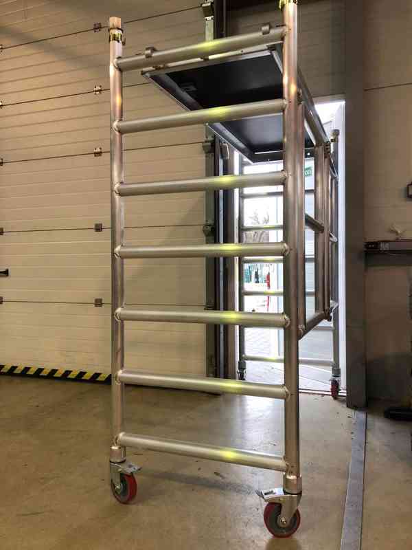 Lešení do interiéru na kolečkách - foto 2