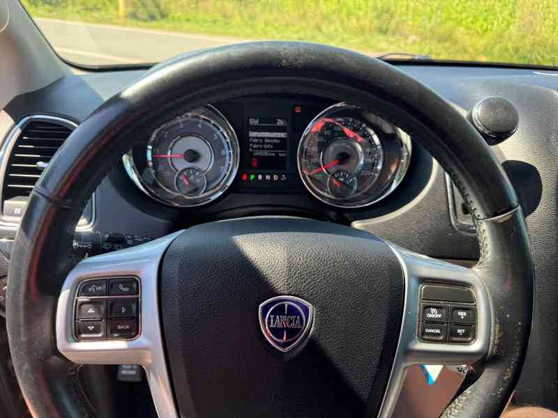 Lancia Voyager 3.6 Navi Stown Go RT Kůže 2012 - foto 17