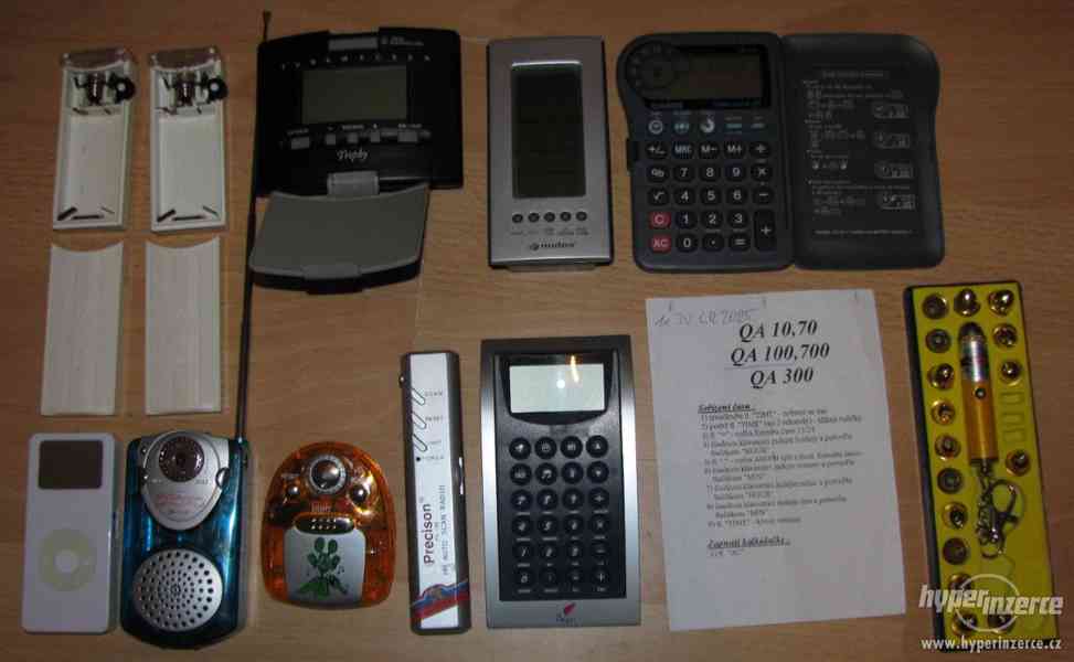 všehochuť drobností - rádia, kalkulačky, budíky, svítilny - foto 2