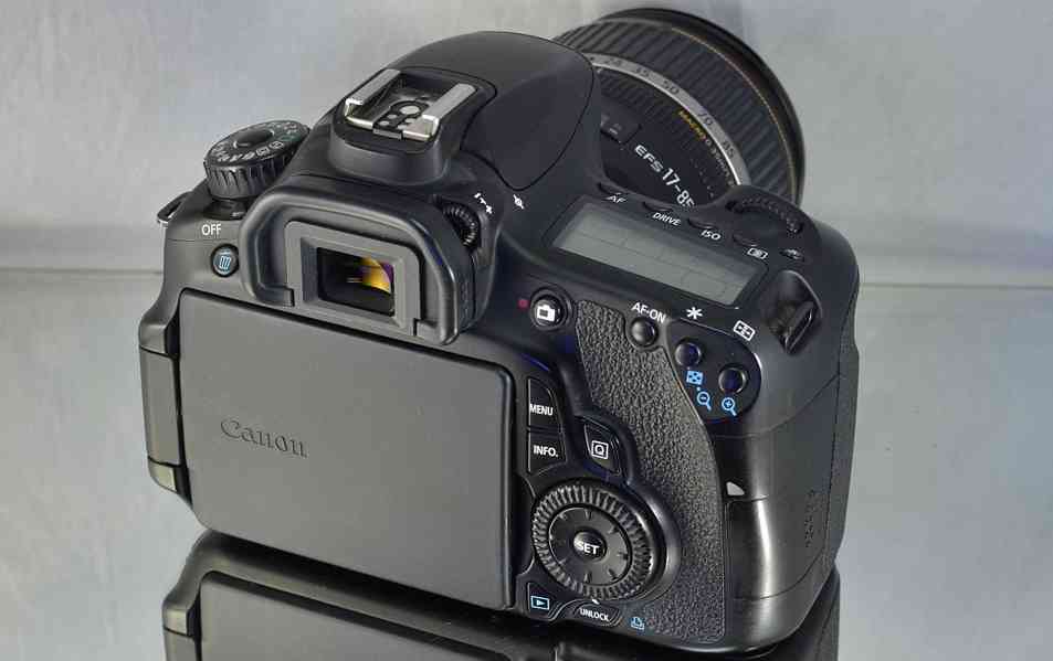 Canon EOS 60D + Objektiv 17-85mm  48000 Exp. - foto 9