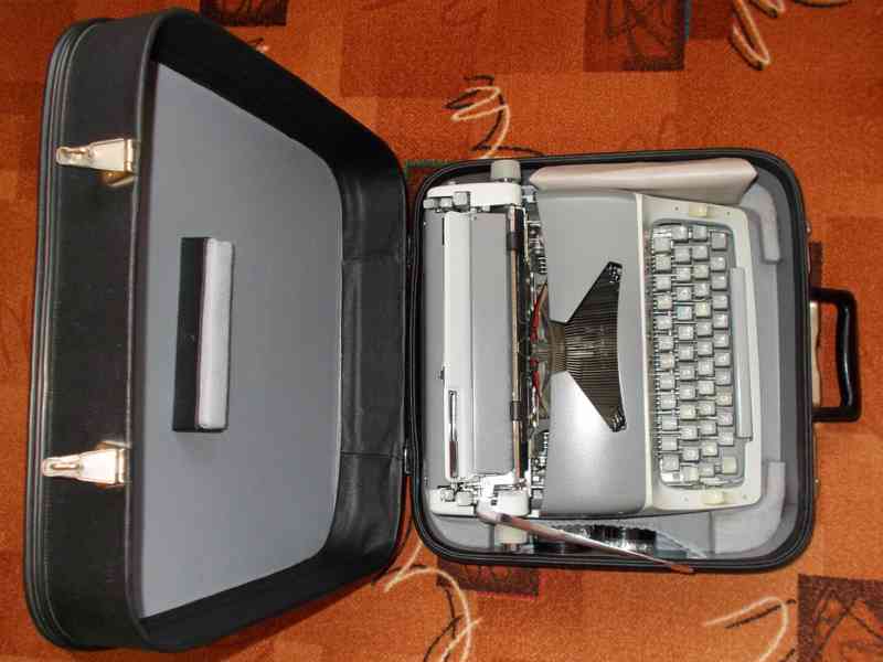 Kufříkový psací stroj Consul - foto 1
