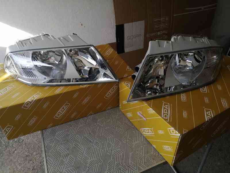 Škoda Octavia 2 před facelift přední světla. - foto 1